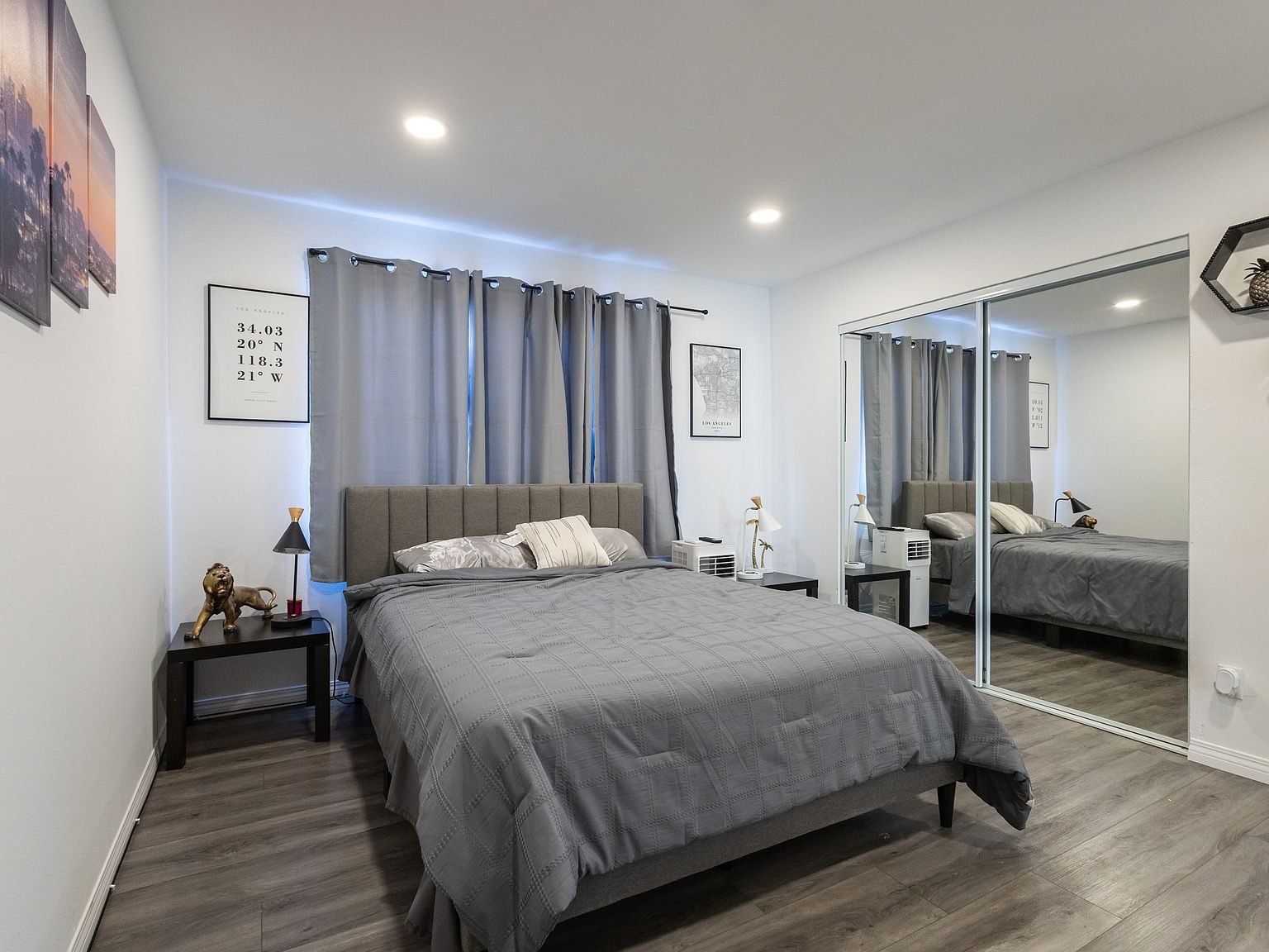 Camera da letto con ante dell'armadio a specchio e lampada da comodino