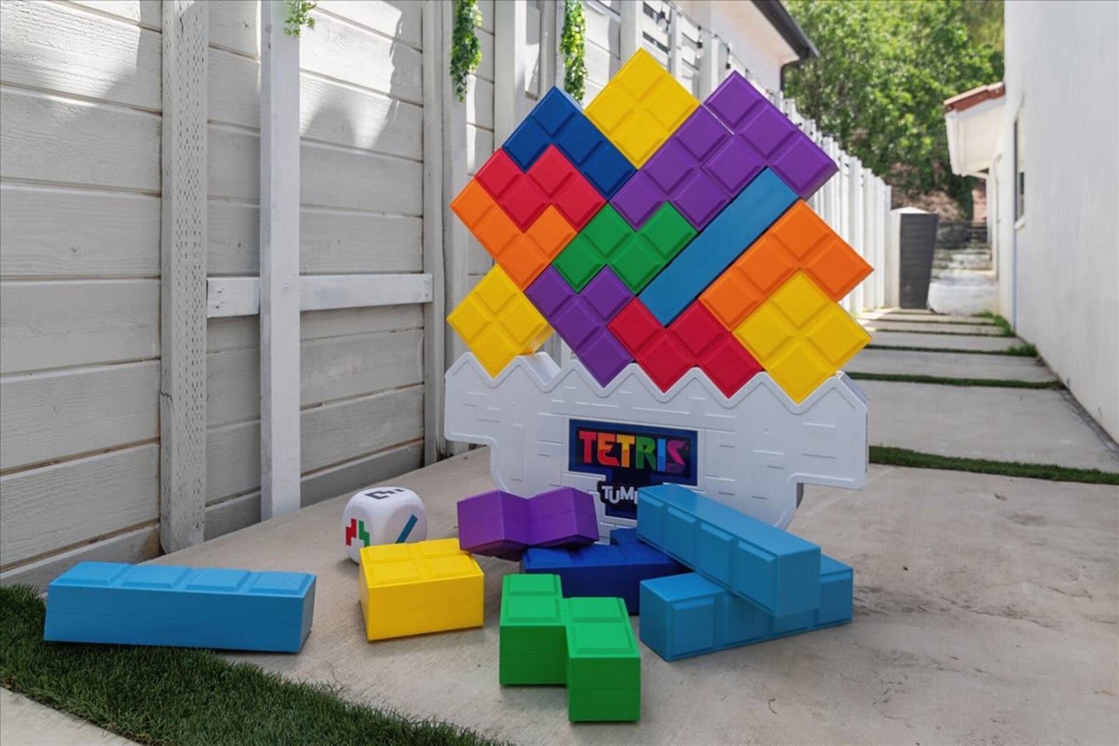 Gioco gigante di Tetris colorato allestito in giardino