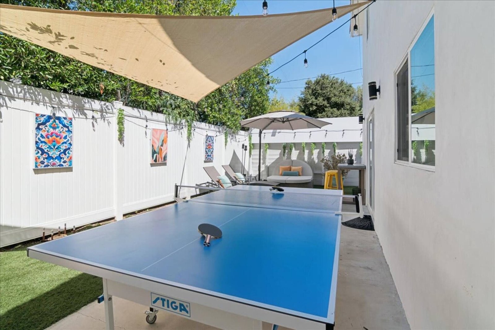 Tavolo da ping pong all'aperto nel giardino recintato